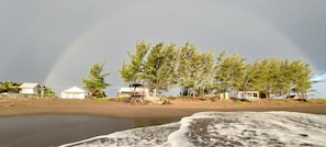 Privatstrand, weißer Sandstrand