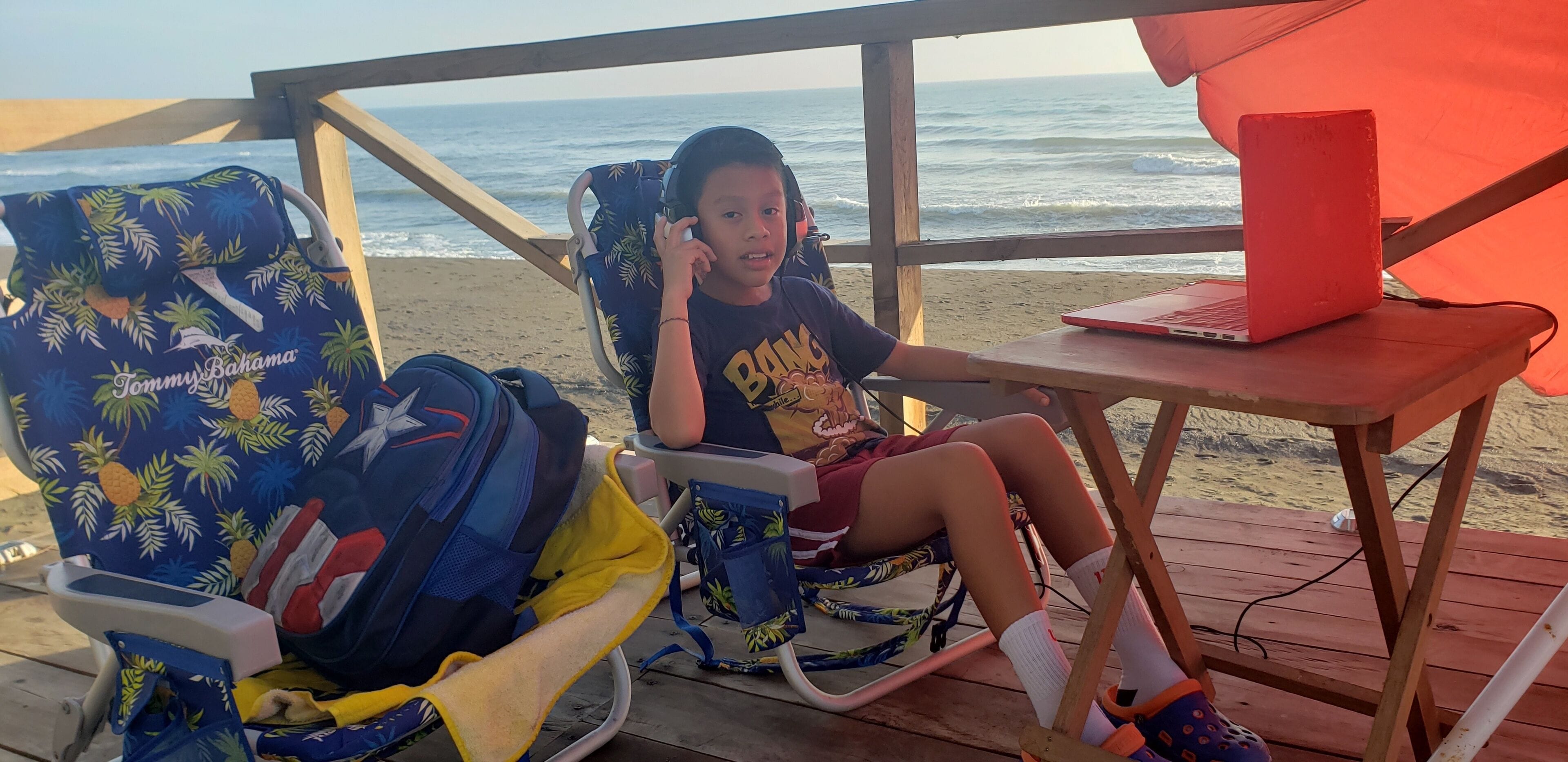 Familie suite, uitzicht op zee | Woonruimte | Een 48-inch smart-tv met digitale zenders