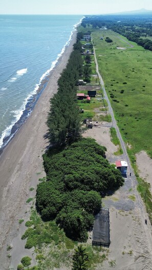 Vista frontal de la propiedad