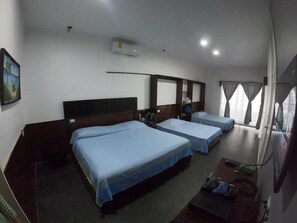 Suite familiar, vista al mar | Camas Select Comfort, escritorio, wifi gratis y ropa de cama 