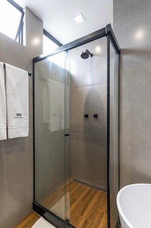 Secadora de cabello, toallas, jabón, papel de baño 