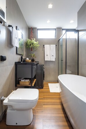 Hair dryer, towels, soap, toilet paper - Sanci Mare: 1 Bedroom and 2 Bathroom in Copacabana (Rio de Janeiro)