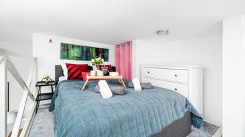 Escritorio, tabla de planchar con plancha, wifi y ropa de cama