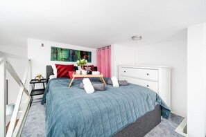 Escritorio, tabla de planchar con plancha, wifi y ropa de cama