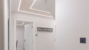 Un couloir aux murs blancs, doté d’un sol en marbre et d’une pancarte sur laquelle on peut lire : « Il n’y a aucune excuse pour ne pas rentrer chez soi. »
