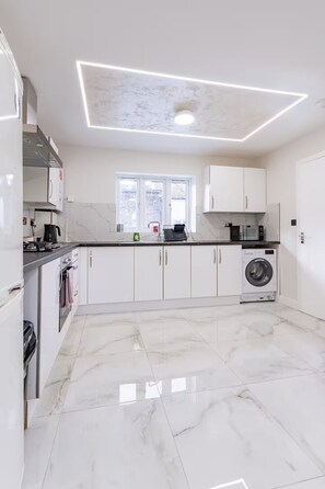 Fridge, microwave, oven, dishwasher - Hamlet Hideaway | Sleeps 14| Off Street Parking - Pass the Keys (Southend)