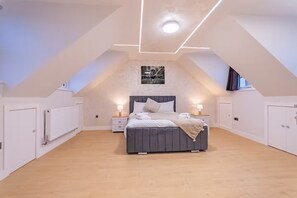 Iron/ironing board, free WiFi, bed sheets - Hamlet Hideaway | Sleeps 14| Off Street Parking - Pass the Keys (Southend)