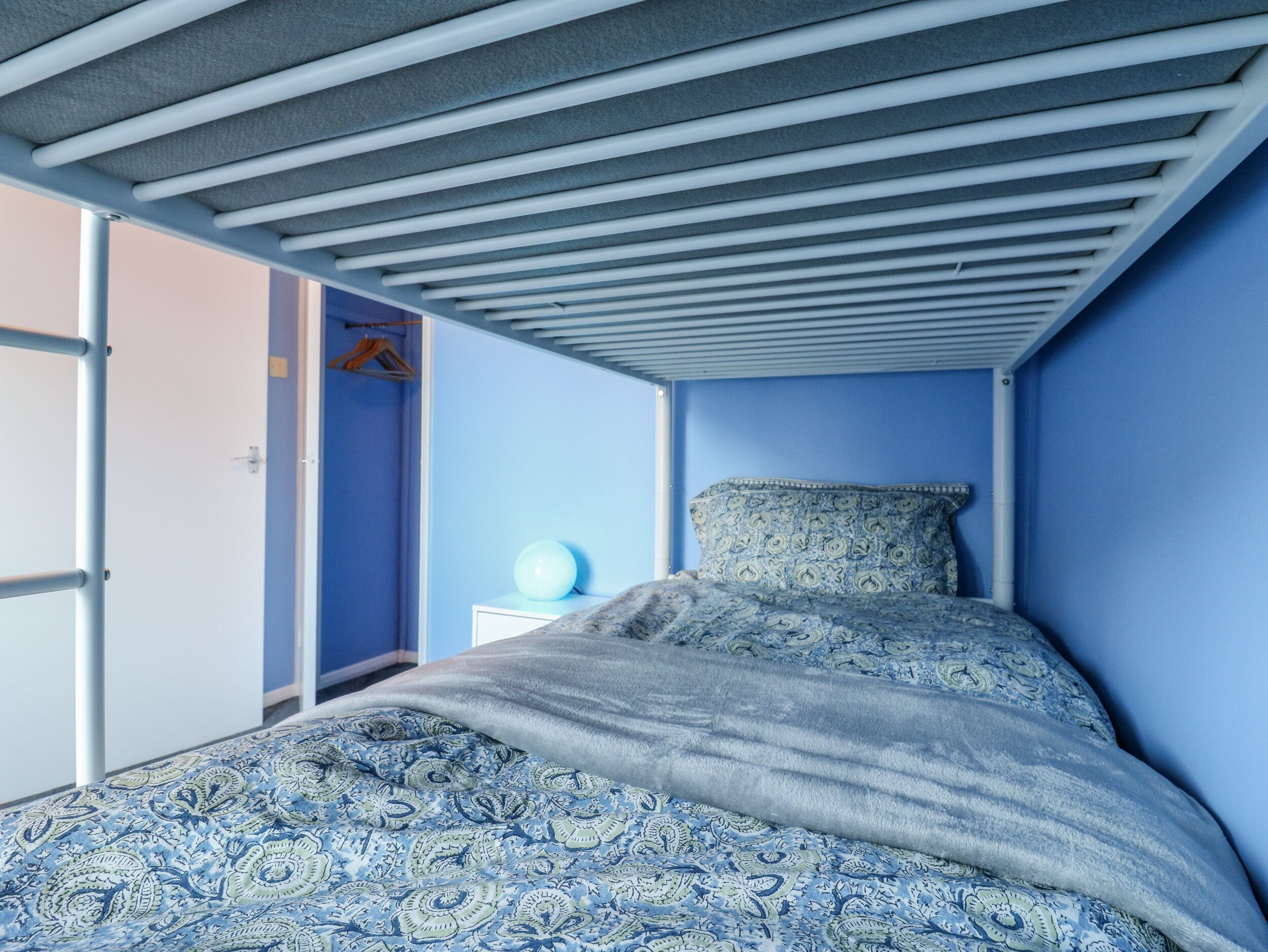 2 phòng ngủ, trang trí khác biệt 