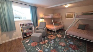 Een strijkplank/strijkijzer, wifi, beddengoed