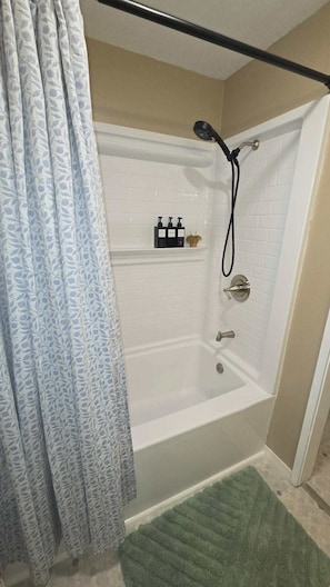 Een douche, een haardroger, handdoeken, zeep