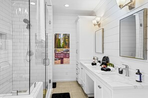 Hair dryer - Luxurious Brand New property 3bd/3b Pool & Hot tub (Mariposa)