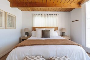 Tabla de planchar con plancha, cuna de viaje, wifi y ropa de cama 