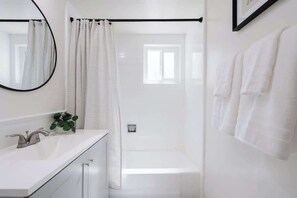 Shower, hair dryer, towels - Central Charm & Style | Walk to Lil Italy & Trails (San Diego)