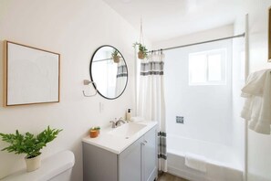 Shower, hair dryer, towels - Bankers Hill Hideaway | Walk to Balboa & Lil Italy (San Diego)