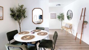 Un comedor moderno con una mesa redonda, sillas y un ventilador de techo.