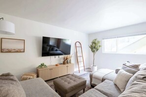 TV, offices - Bankers Hill Hideaway | Walk to Balboa & Lil Italy (San Diego)