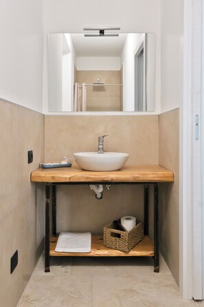 Classic-Doppelzimmer, Hügelblick | Badezimmer | Kostenlose Toilettenartikel, Haartrockner, Handtücher, Seife