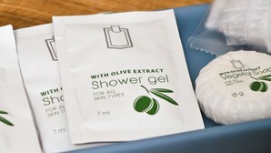 Un plateau contenant trois flacons de 7 ml de gel douche et un savon végétal de 15 g.