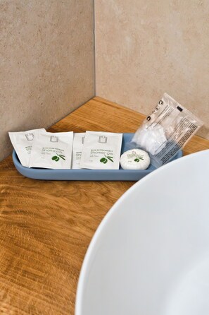 Classic-dobbeltværelse - bakkeudsigt | Faciliteter på badeværelset | Gratis toiletartikler, hårtørrer, håndklæder, Sæbe