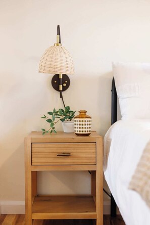 2 bedrooms, iron/ironing board, travel cot, WiFi - Boho Hideaway by the Sea! Walk to Beach & Cafes (San Diego)