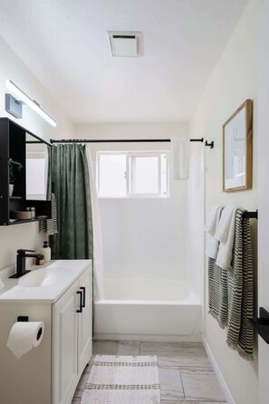 Shower, hair dryer, towels - Boho Hideaway by the Sea! Walk to Beach & Cafes (San Diego)