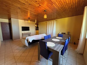 Dining - Large 100 m² T3 with garden & sea view - Absolute peace and quiet in Petite-Île (Petite-Île)
