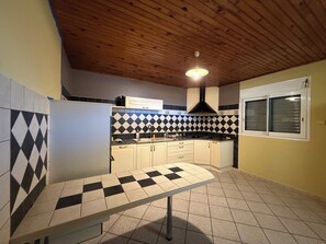 Microwave, oven, stovetop, dishwasher - Large 100 m² T3 with garden & sea view - Absolute peace and quiet in Petite-Île (Petite-Île)