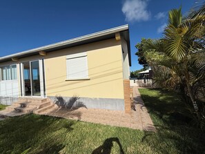 Exterior - Large 100 m² T3 with garden & sea view - Absolute peace and quiet in Petite-Île (Petite-Île)