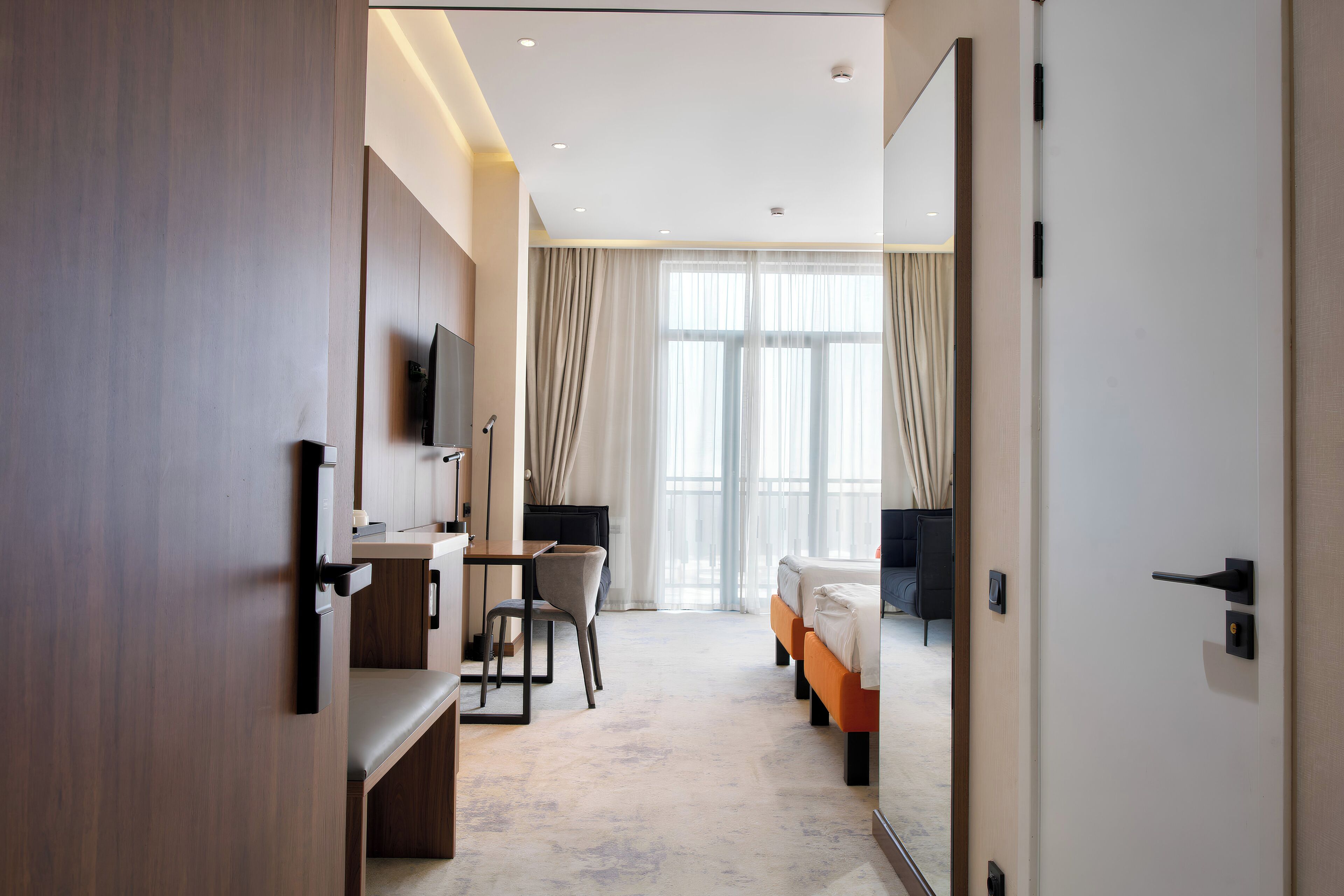 Cortinas blackout, tabla de planchar con plancha y wifi gratis 