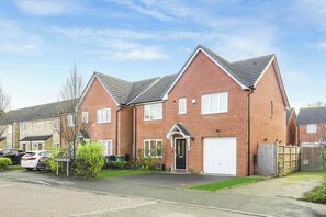 Exterior - Spacious 5BR House with Garden, Parking, Fast WiFi (Coventry)