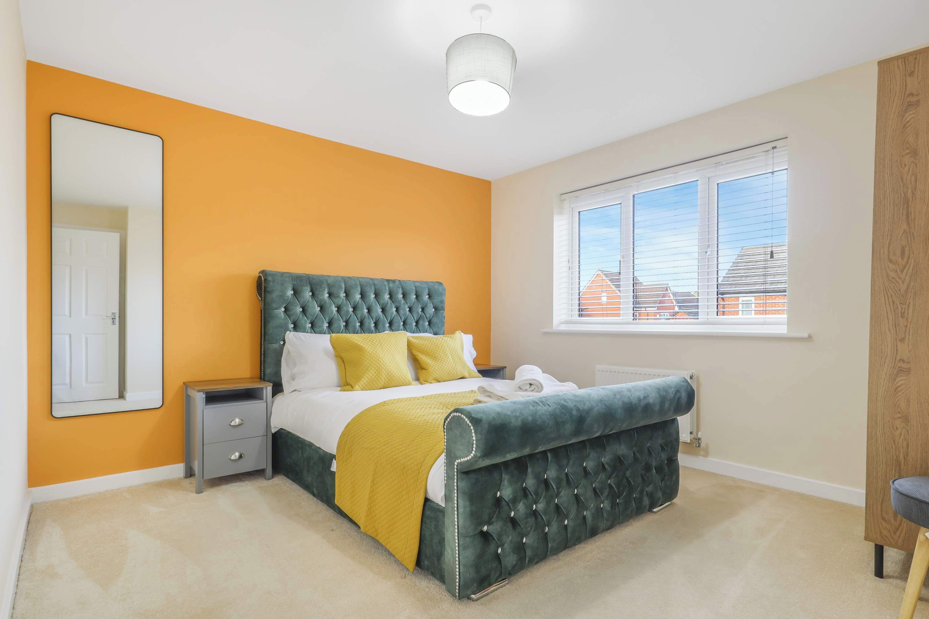 Desk, iron/ironing board, WiFi, bed sheets