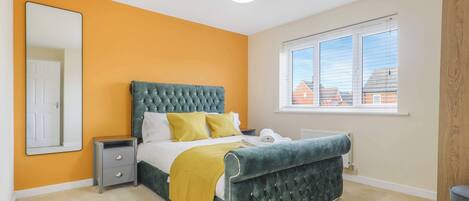 Desk, iron/ironing board, WiFi, bed sheets