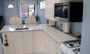 Microondas, horno, placa de cocina