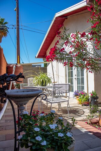 2-bedroom independant cottage in mid-Tucson, near Rincon HS, TMC and St. Josephs