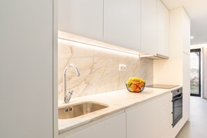 Wasserkocher mit Kaffee-/Teezubehör, Kühlschrank, Mikrowelle, Ofen