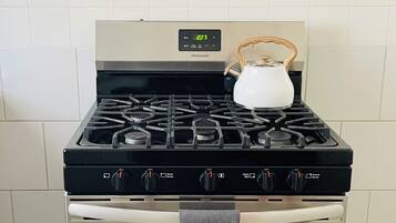 KĂŒhlschrank, Mikrowelle, Ofen, Herdplatte