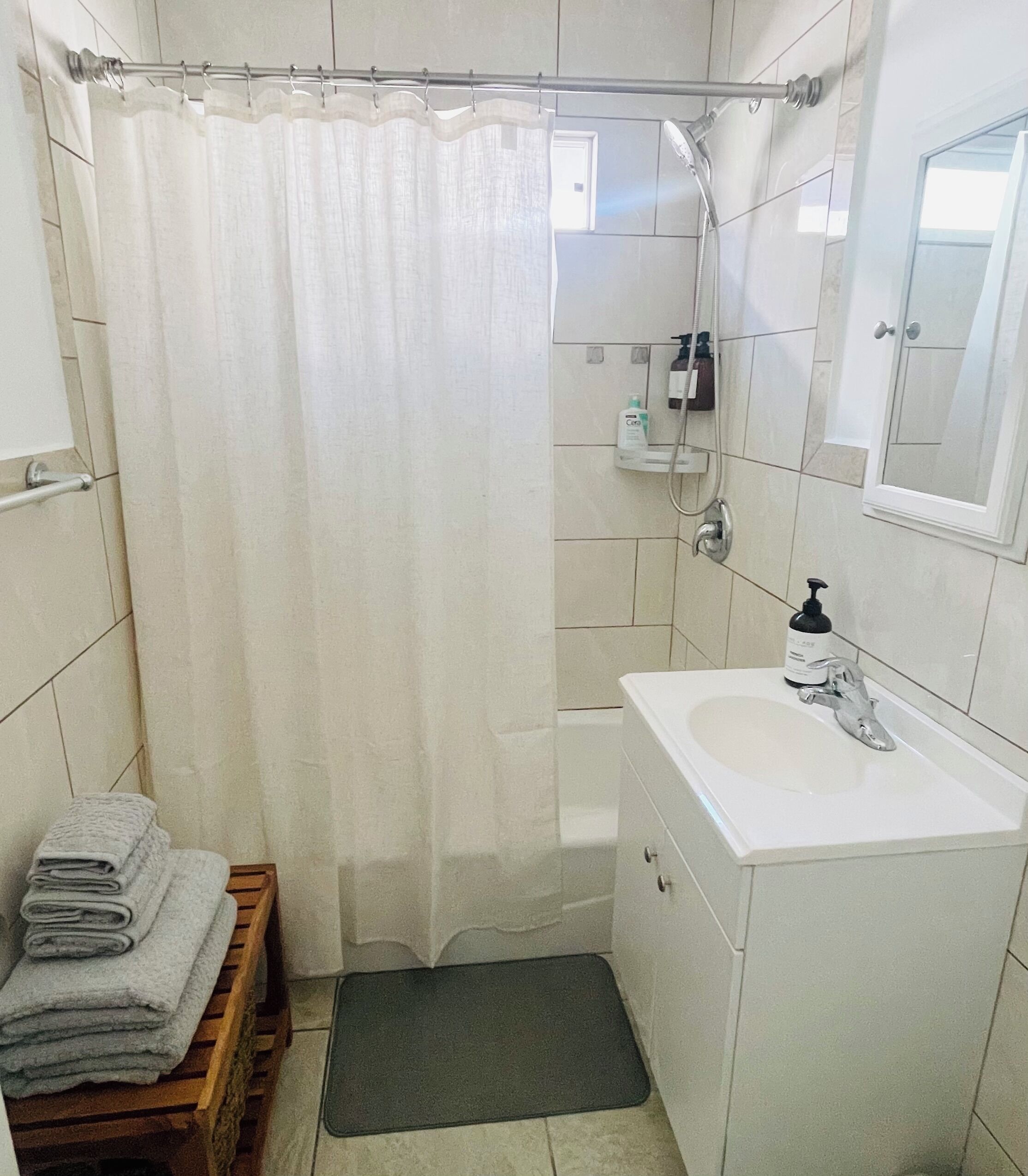 Secador de pelo, toallas, jabón, shampoo