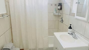 Secador de pelo, toallas, jabón, shampoo