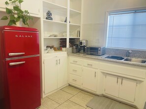 Réfrigérateur, four, plaque de cuisson, cafetière/bouilloire