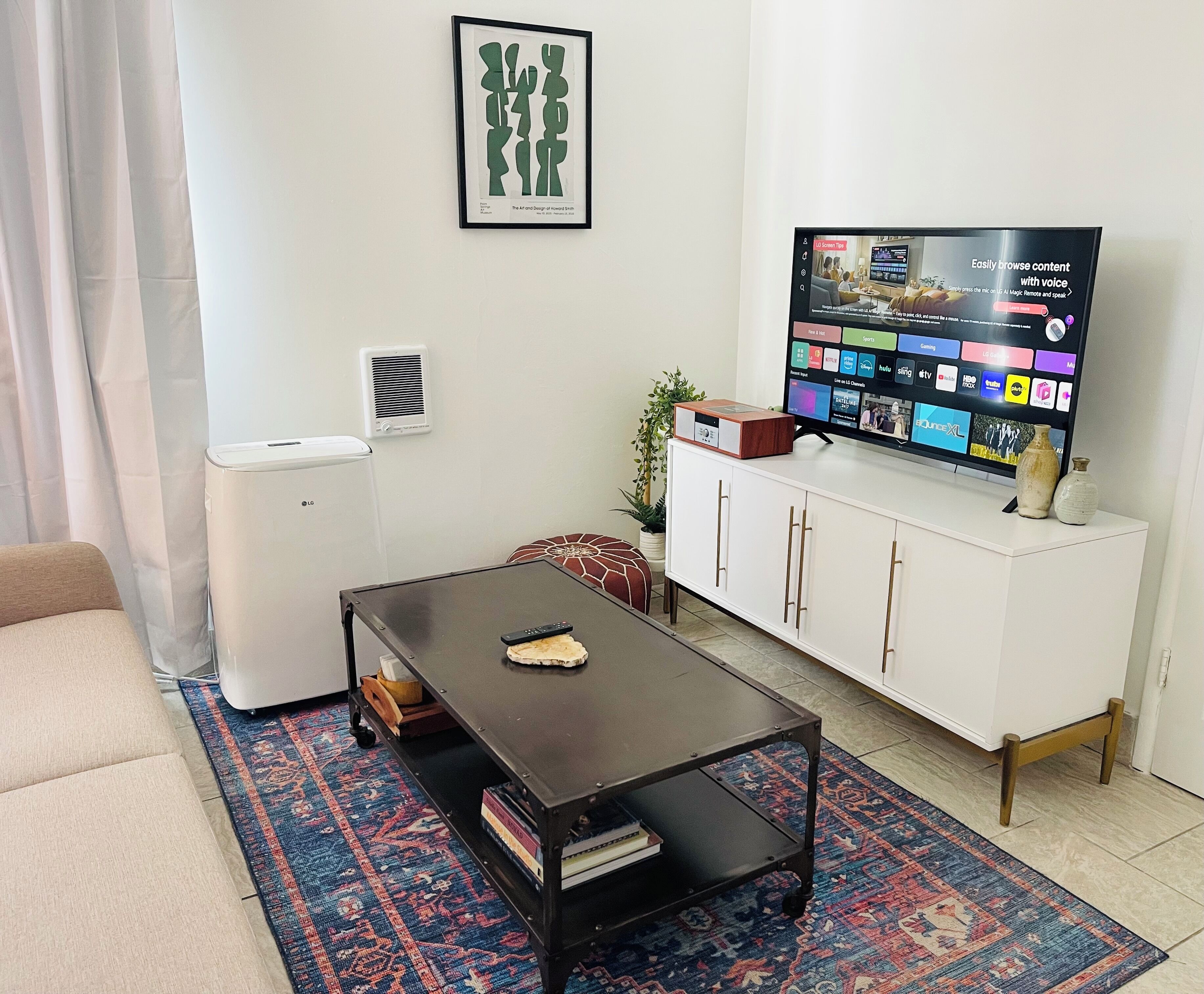 Smart TV, libros, biblioteca de música