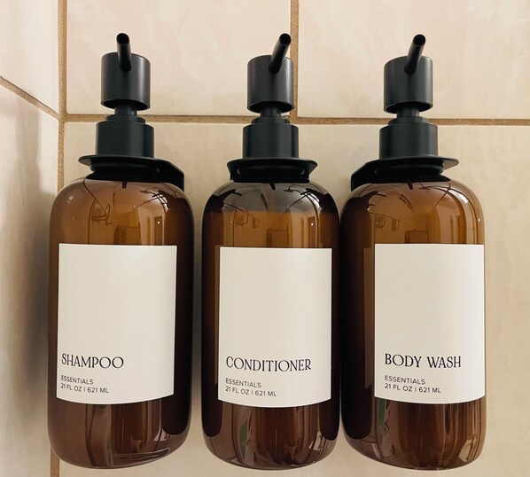 Secador de pelo, toallas, jabón, shampoo