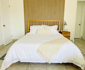 Escritorio, tabla de planchar con plancha, wifi gratis y ropa de cama 