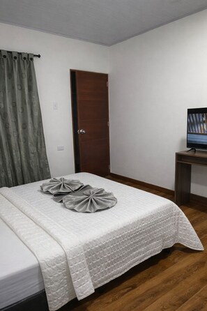 Phòng đôi tiện nghi đơn giản | Bàn, khu vực l àm việc phù hợp cho laptop 