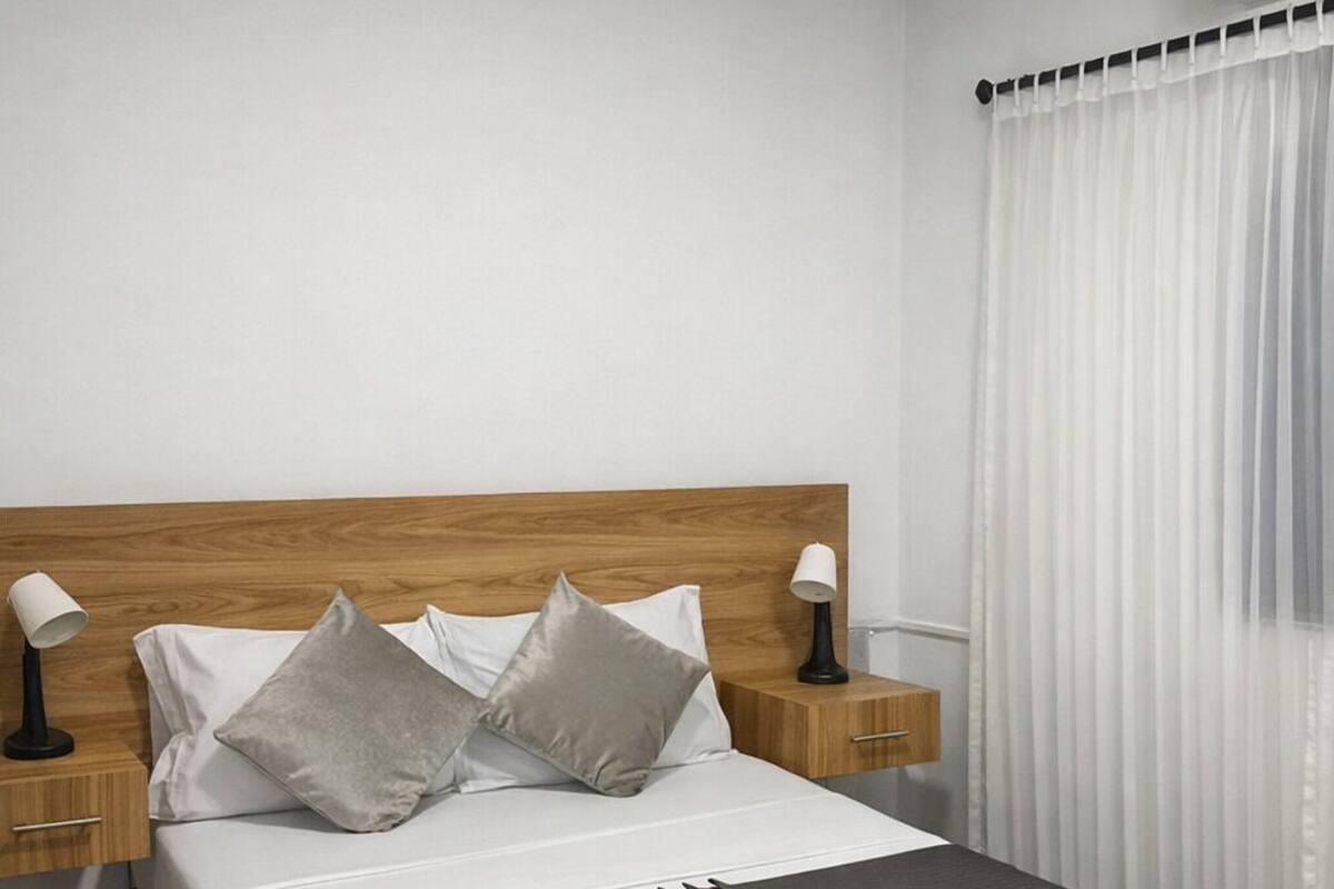 Escritorio y espacio para trabajar con laptop