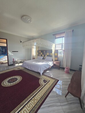 6 bedrooms, iron/ironing board, WiFi, bed sheets