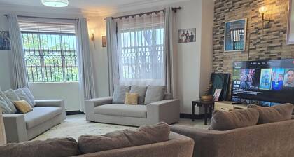 Entire Home: Sleeps 7+ Free Parking