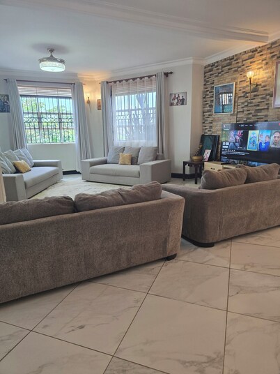 Entire Home: Sleeps 7+ Free Parking