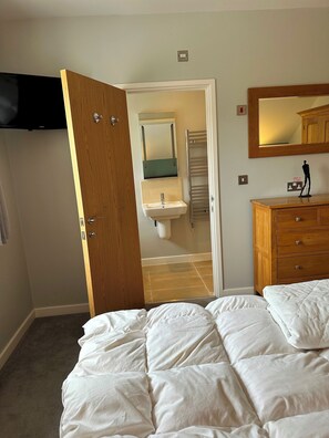 4 bedrooms, iron/ironing board, Internet, bed sheets - BlueWhale hot tub lodge with Lakeview (Padstow)