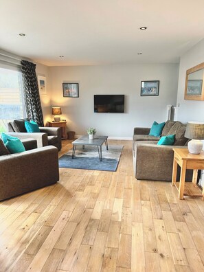 Living area - BlueWhale hot tub lodge with Lakeview (Padstow)