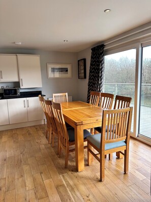 Dining - BlueWhale hot tub lodge with Lakeview (Padstow)